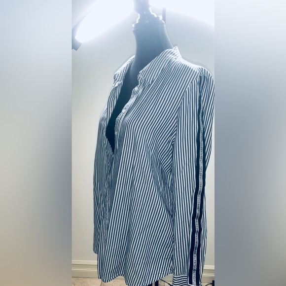 Button down blouse - Picture 2 of 2